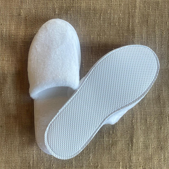 White closed toe deluxe fleece slipper with 5mm textured EVA non-slip sole. 